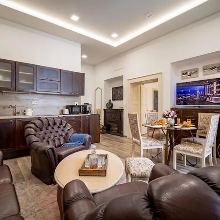 The Royal Hlavna Balcony Parking Apartment *