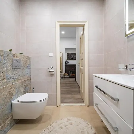 The Royal Hlavna - Balcony Apartment Kosice