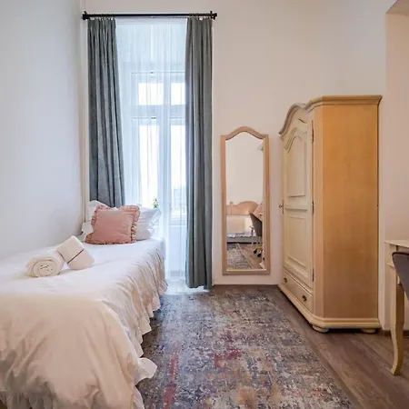 The Royal Hlavna - Balcony Apartment Kosice