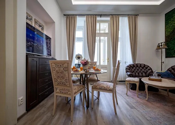 The Royal Hlavna Balcony Parking Apartmán *